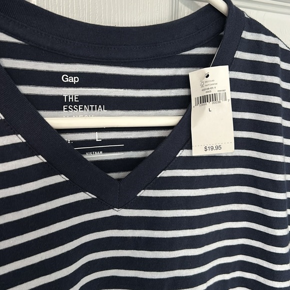 NWT Men’s GAP V Neck Striped Short Sleeve Tee Size Large - Picture 3 of 5